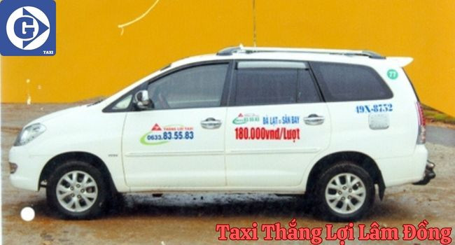Một chiếc taxi Mai Linh đỗ bên vỉa hè, hình ảnh quen thuộc của dịch vụ taxi tại Gia Lai