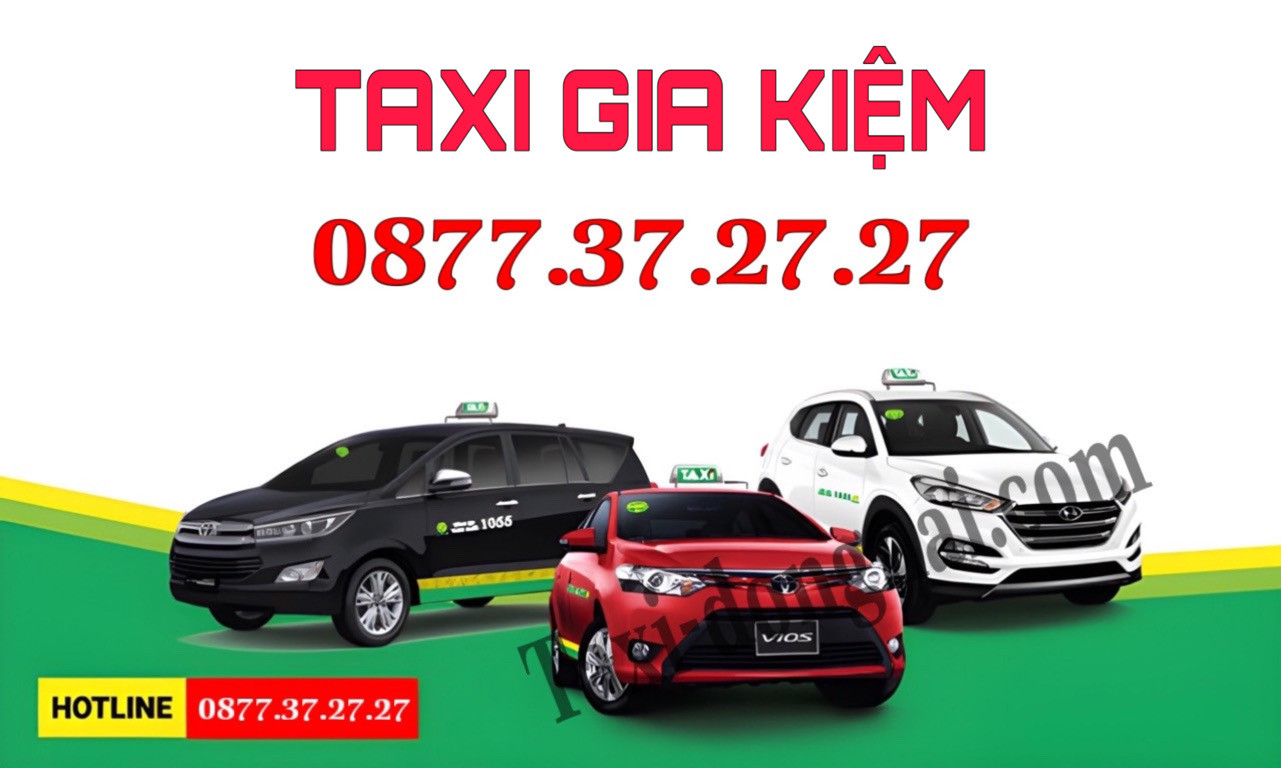 Một chiếc taxi Mai Linh màu xanh đang di chuyển trên đường ở Gia Kiệm