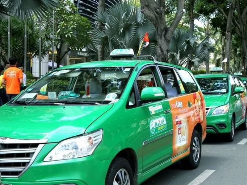 Một chiếc taxi Mai Linh xanh lá cây đặc trưng, là hình ảnh quen thuộc của dịch vụ taxi ở Hà Nam