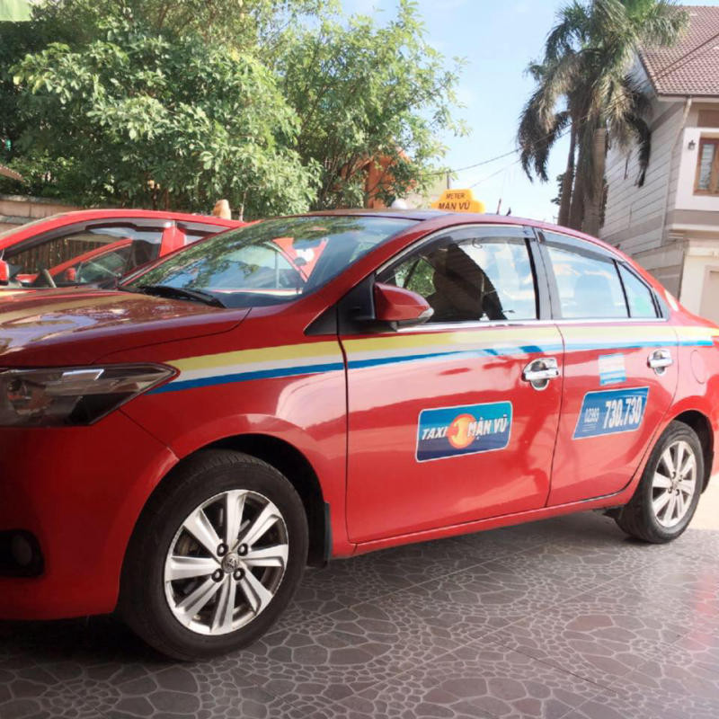 Một chiếc taxi Mận Vũ màu xanh đang chờ đón khách