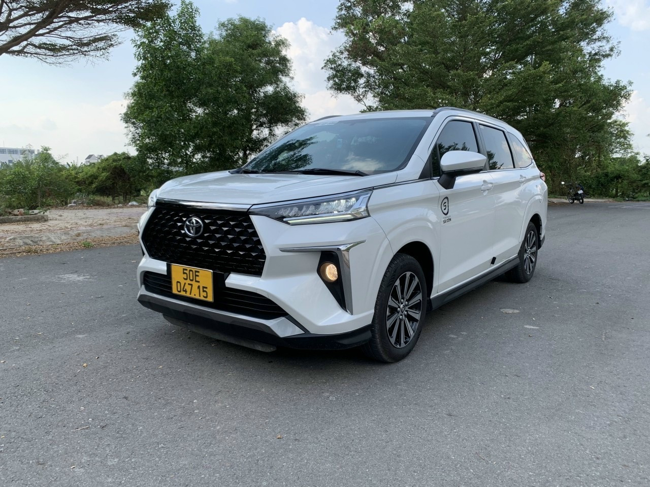 Một chiếc taxi màu bạc sẵn sàng cho chuyến đi đường dài, liên tỉnh từ Gia Kiệm