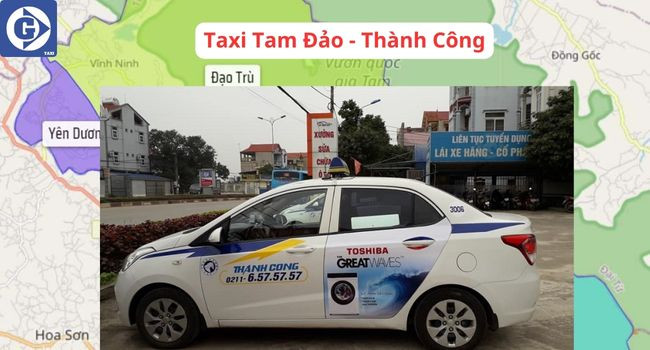 Một chiếc taxi màu trắng chạy trên đường phố Tam Đảo