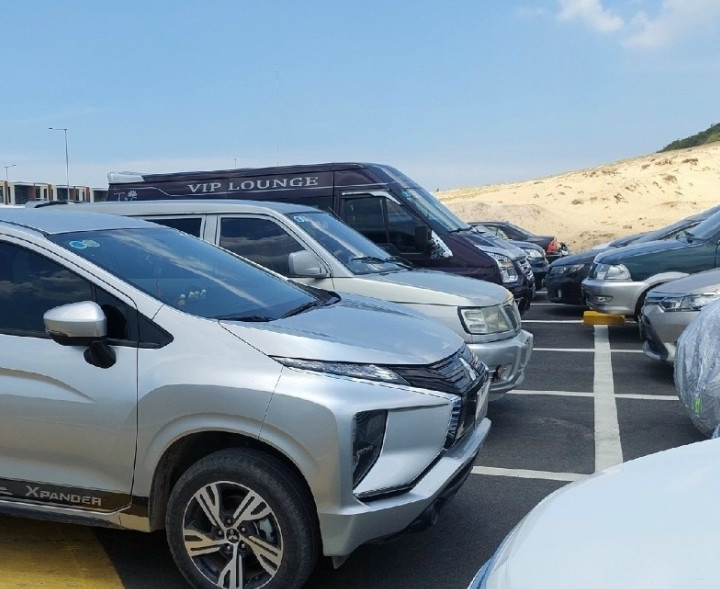 Một chiếc taxi màu xanh lá cây đỗ bên đường ở Vũng Tàu