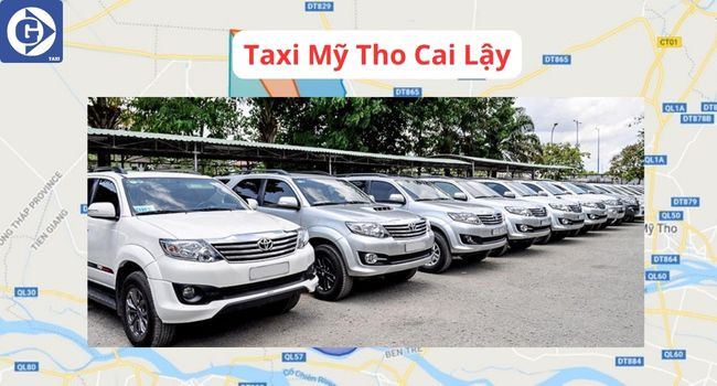 Một chiếc taxi Mỹ Tho Cai Lậy đang di chuyển trên đường có nhiều nhà cửa hai bên