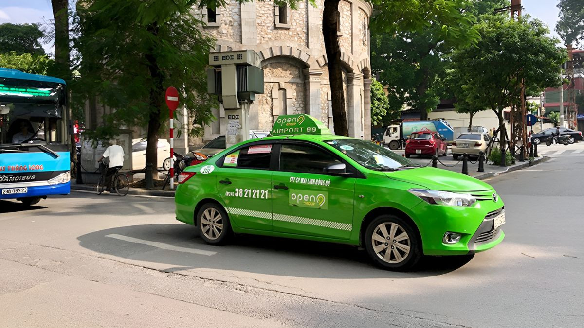 Một chiếc taxi Open99 màu bạc đậu tại Bến Tre, sẵn sàng đón khách