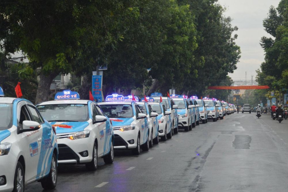 Một chiếc taxi Quốc Tế hiện đại sẵn sàng phục vụ khách hàng tại Đức Trọng