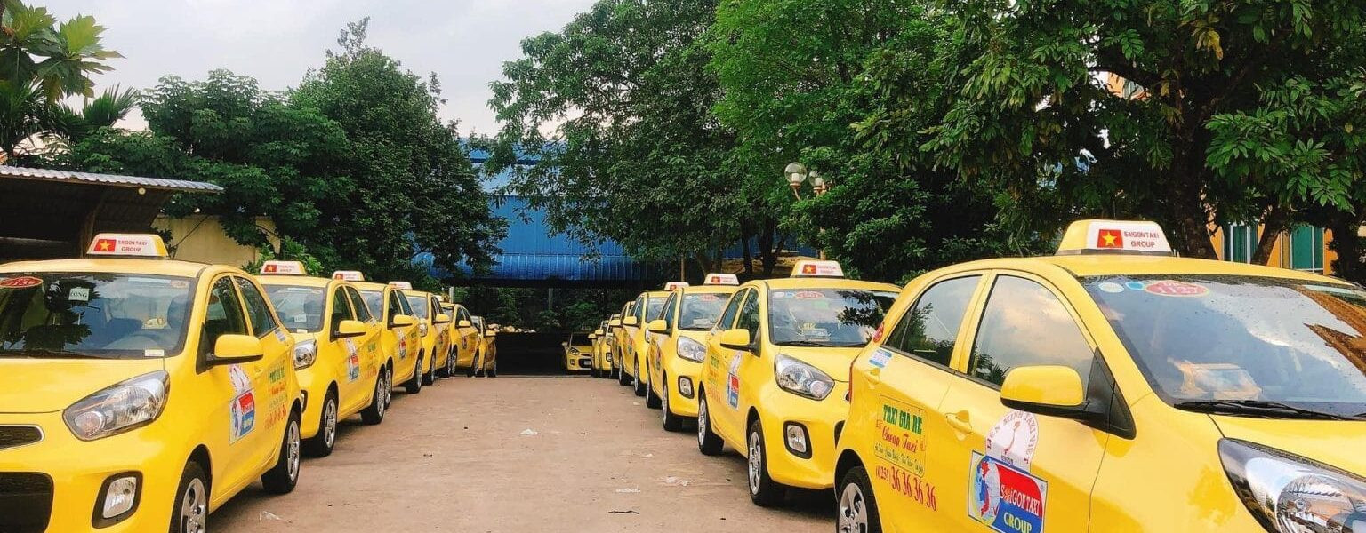 Một chiếc Taxi Sài Gòn màu vàng đang di chuyển