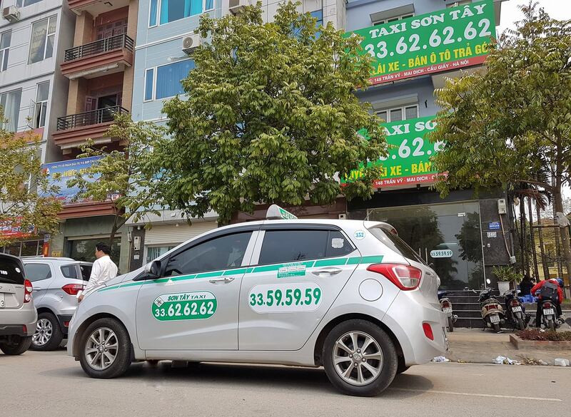 Một chiếc taxi Sơn Tây truyền thống với hình ảnh Thành Cổ, thể hiện sự đa dạng dịch vụ taxi cổ đông Sơn Tây