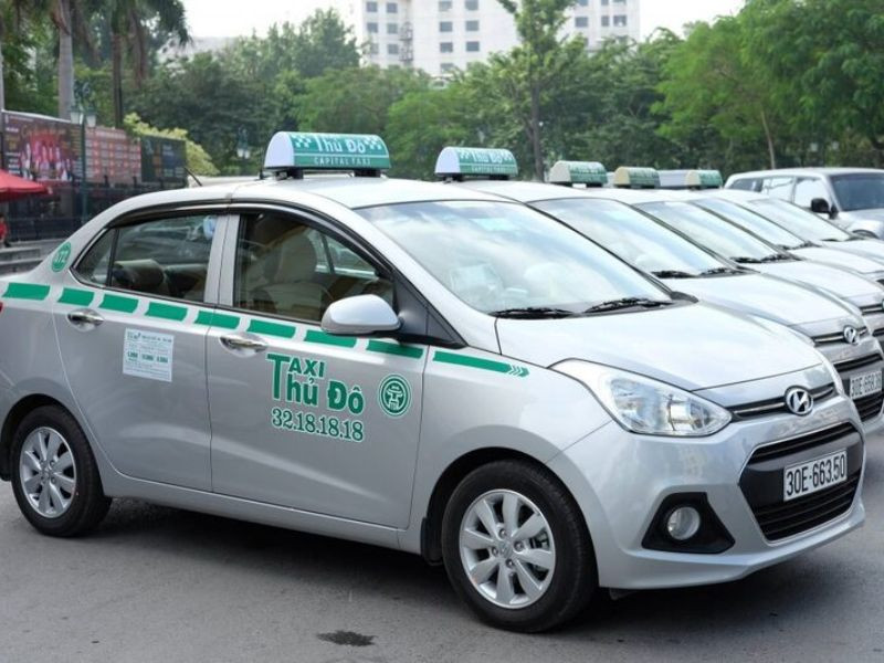 Một chiếc taxi Thủ Đô màu xanh, biểu tượng của dịch vụ taxi giá rẻ và chất lượng ở Hà Nam