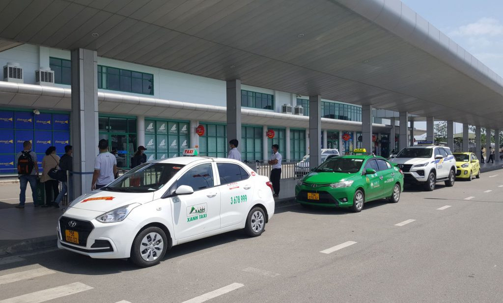 Một chiếc taxi VinaSun màu xanh lá cây đang đậu tại Huế