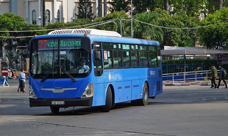 Một chiếc xe buýt tuyến ngắn tại Bến xe Củ Chi Sài Gòn