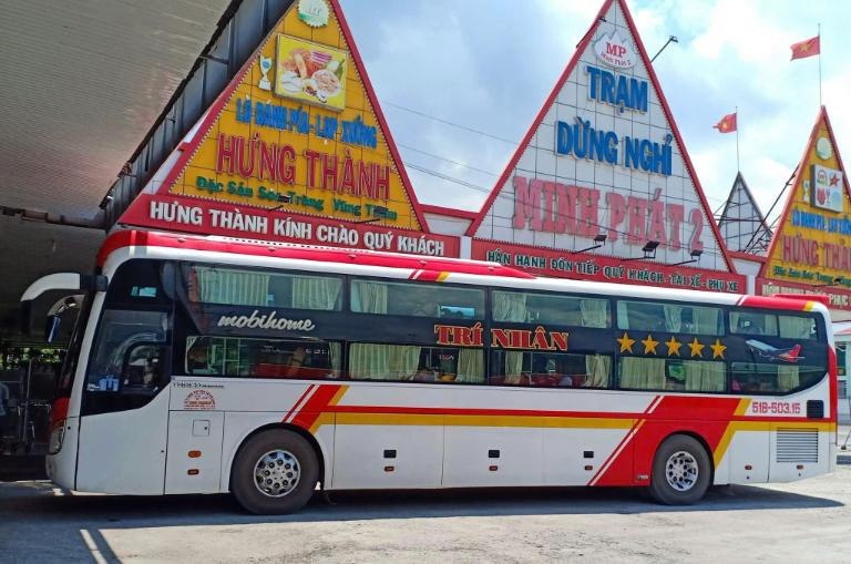 Một chiếc xe khách chuẩn bị rời Bến xe Ô Môn đi Thành phố Hồ Chí Minh