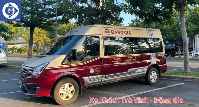 Một chiếc xe khách đang dừng tại bến ở Trà Vinh