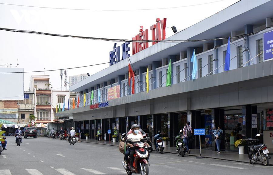 Một chiếc xe khách hiện đại đang đậu tại bến, sẵn sàng khởi hành từ Bến xe Miền Tây đi Bến Tre, phục vụ nhu cầu di chuyển của hành khách.