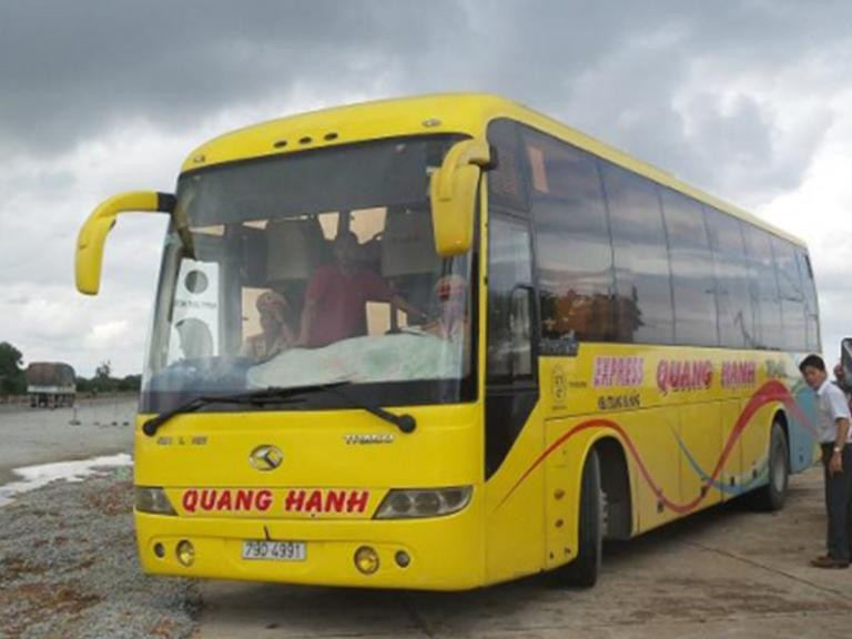 Một chiếc xe khách phục vụ hành trình từ Bến Xe Vạn Ninh đi Bình Thuận