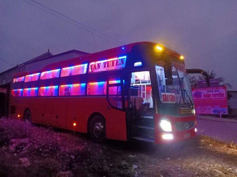 Một chiếc xe khách Vân Tuyến đang chuẩn bị khởi hành từ Sài Gòn đi Vinh.