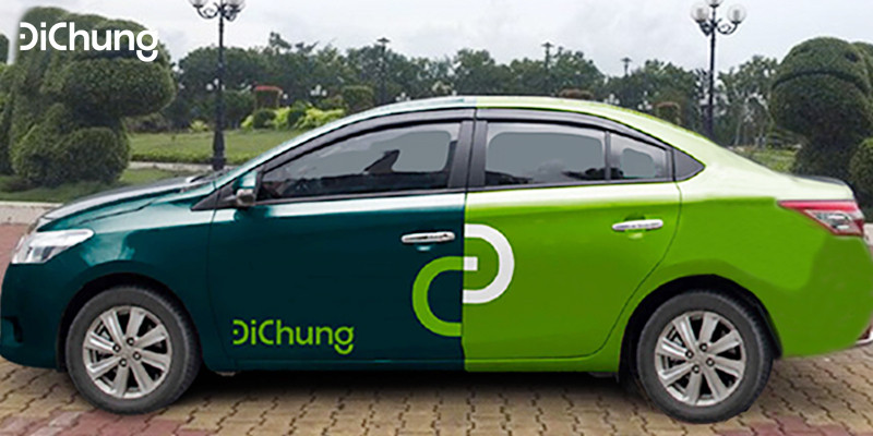 Một chiếc xe taxi 4 chỗ hiện đại đang chờ đón khách tại Đà Nẵng, minh họa cho dịch vụ taxi tiện lợi.