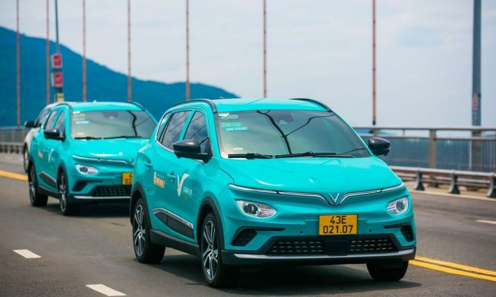 Một chiếc xe taxi điện đang chờ khách ở một điểm đón