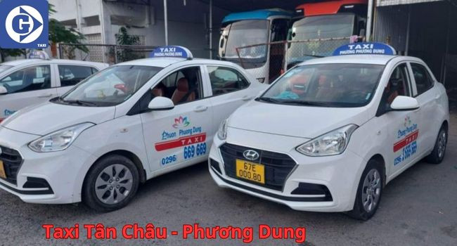 Một chiếc xe taxi hiện đại của một hãng tại Tân Châu, An Giang đỗ bên đường, sẵn sàng phục vụ khách