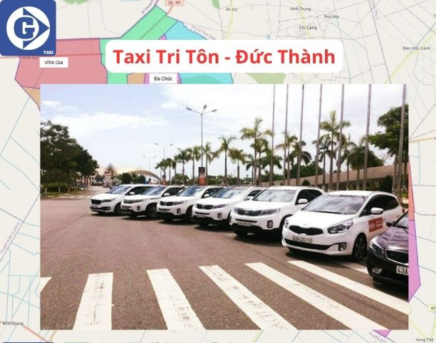 Một chiếc xe taxi khác đang đậu hoặc di chuyển chậm