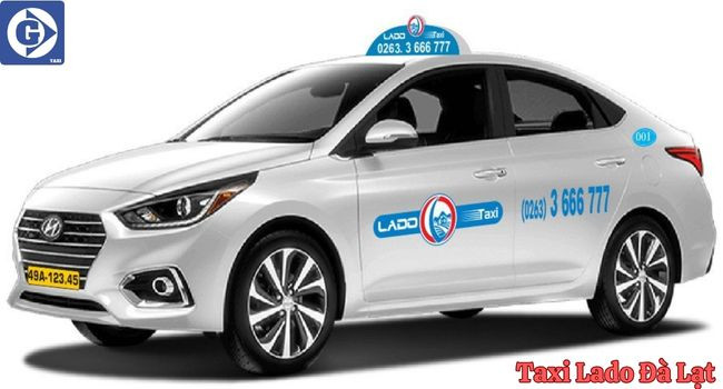 Một chiếc xe taxi Lado Đà Lạt đang hoạt động, sẵn sàng phục vụ hành khách