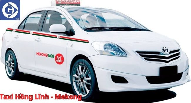 Một chiếc xe taxi màu vàng đậu ven đường