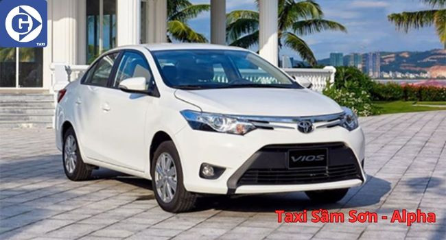 Một chiếc xe taxi màu vàng tươi mới của hãng Alpha di chuyển trên đường ở Sầm Sơn