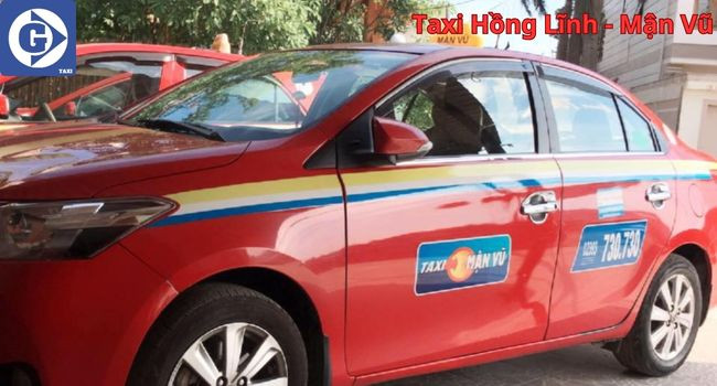 Một chiếc xe taxi màu xanh lá cây với logo GVTaxi