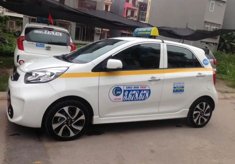 Một chiếc xe taxi Sao Mai màu vàng đang đậu chờ khách ở khu vực Hiệp Hòa Bắc Giang