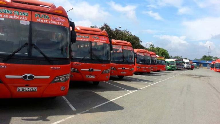 Một dãy xe khách đang chờ đón khách tại Bến Xe Mỏ Cày Nam