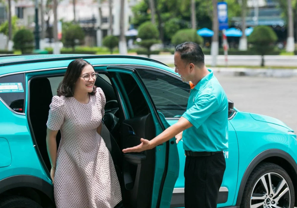 Một góc phố Nam Định với xe taxi điện VinFast và xe truyền thống