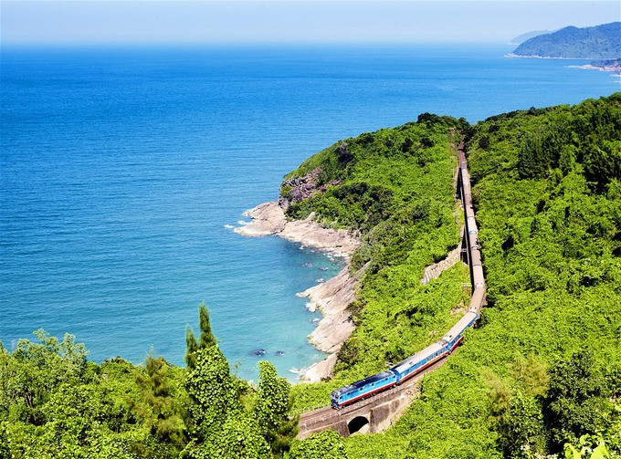 Một góc vịnh Lăng Cô nhìn từ cung đường đèo Hải Vân khi phượt ô tô
