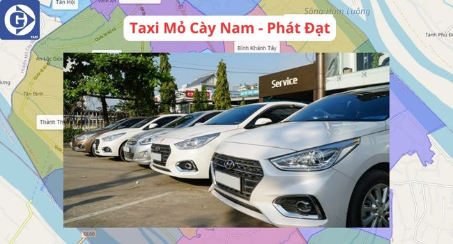 Một hàng xe taxi chờ khách tại bến xe