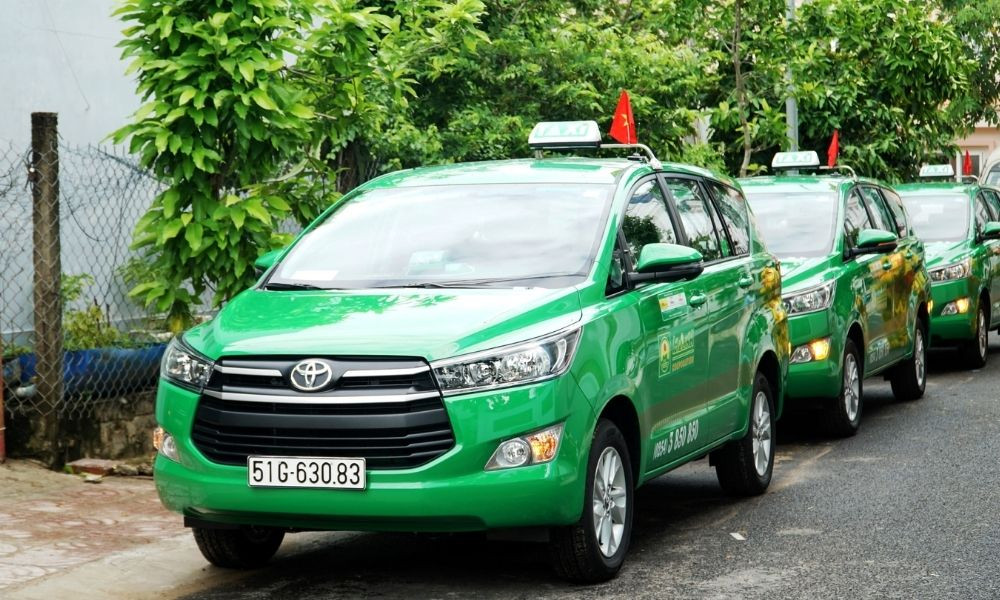 Một hàng xe taxi Mai Linh màu xanh đang xếp hàng chờ khách