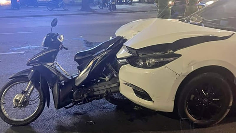 Một người đàn ông đang xem xét hiện trường sau va chạm giữa ô tô và xe máy, minh họa cách xử lý tình huống va chạm ô tô