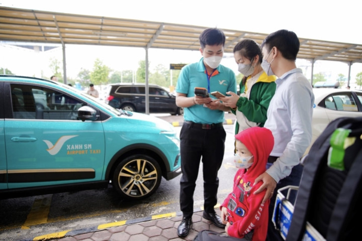 Một nhóm du khách đang lên xe taxi VinFast Thanh Hoá, thể hiện sự tiện lợi và lựa chọn tin cậy cho việc khám phá thành phố.