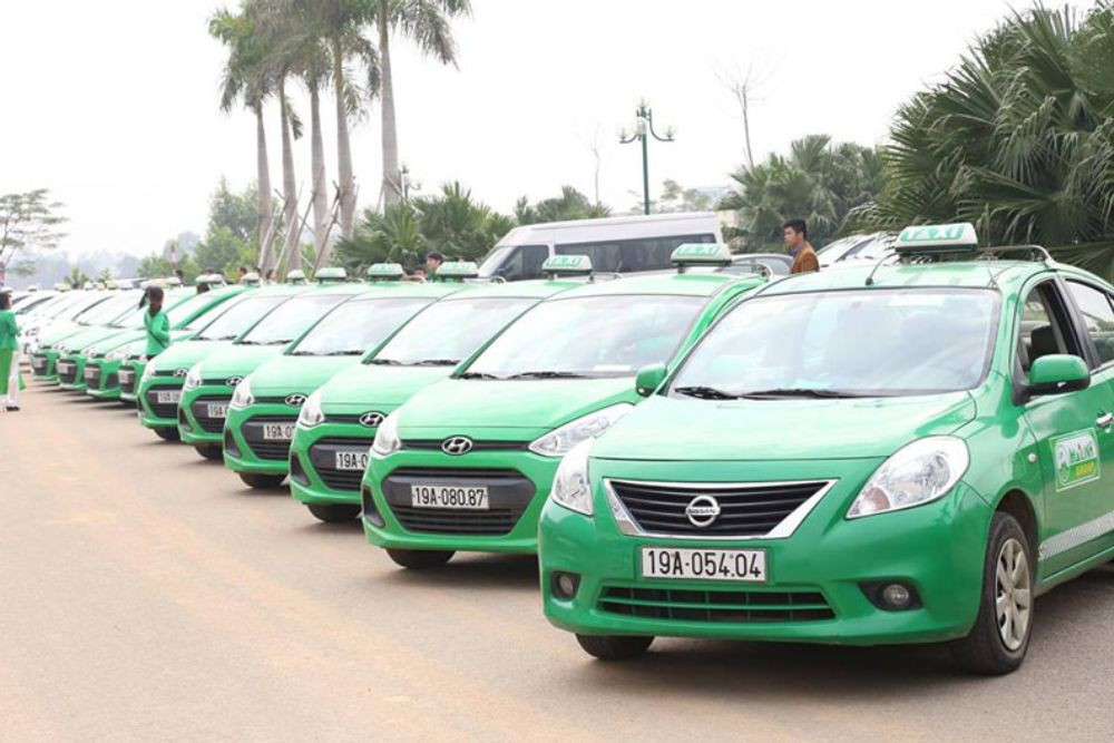 Một nhóm taxi màu sắc khác nhau xếp hàng trên đường, thể hiện sự đa dạng dịch vụ