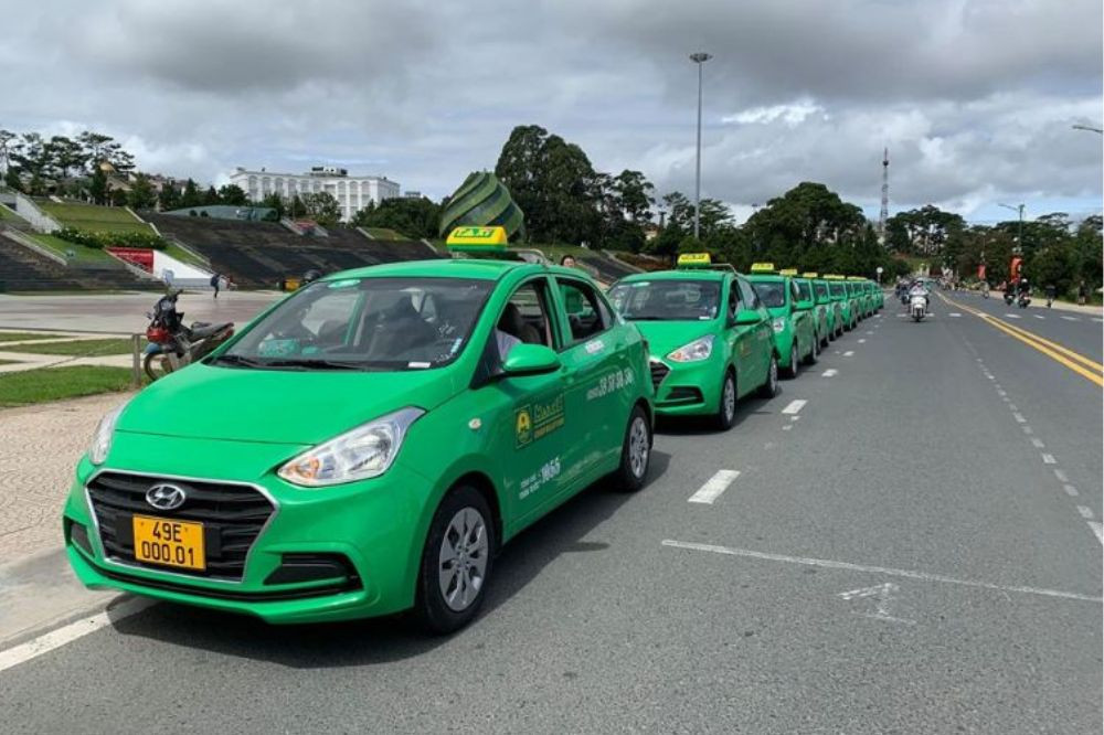 Một tài xế taxi Mai Linh đang hỗ trợ khách hàng tại Đức Trọng