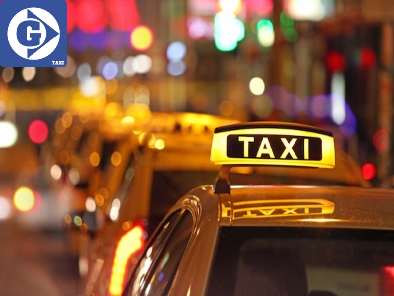 Một xe taxi thuộc hãng Taxi Hoàng Long Phú Thọ, cung cấp dịch vụ vận chuyển