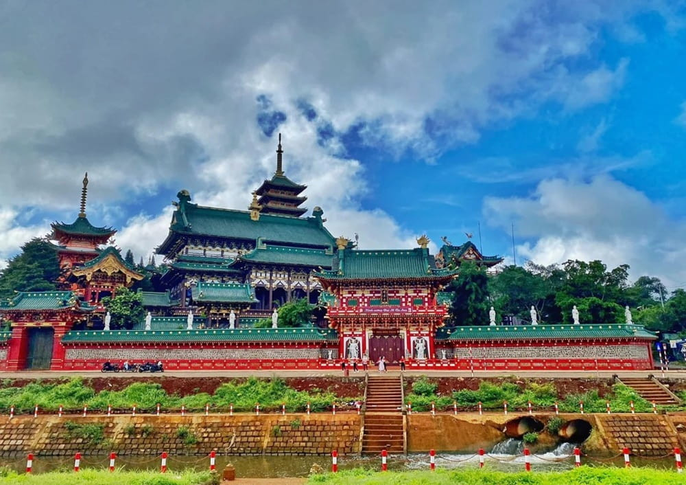Mùa mưa ở Pleiku thường có mưa nhiều, đường đi có thể trơn trượt