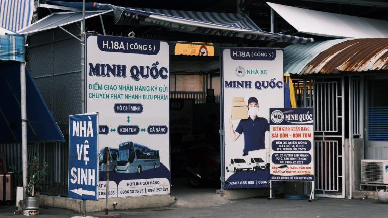 Mua vé trực tiếp tại điểm bán của Nhà Xe Minh Quốc