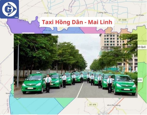 Nam tài xế taxi đang hỗ trợ khách hàng bỏ hành lý vào cốp xe.*