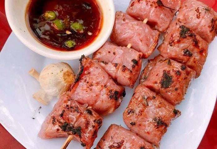 Nem nướng Bình Định thành phẩm ăn kèm với nước chấm chuẩn vị