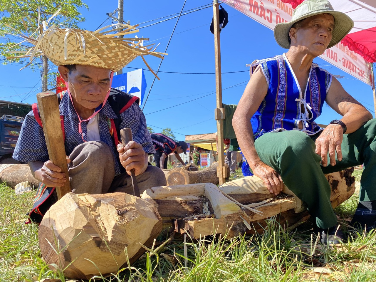 Nghệ nhân trình diễn tạc tượng gỗ tại lễ hội hoa dã quỳ Gia Lai