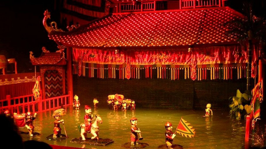 Nghệ sĩ điều khiển rối nước Thăng Long đang biểu diễn trên mặt nước