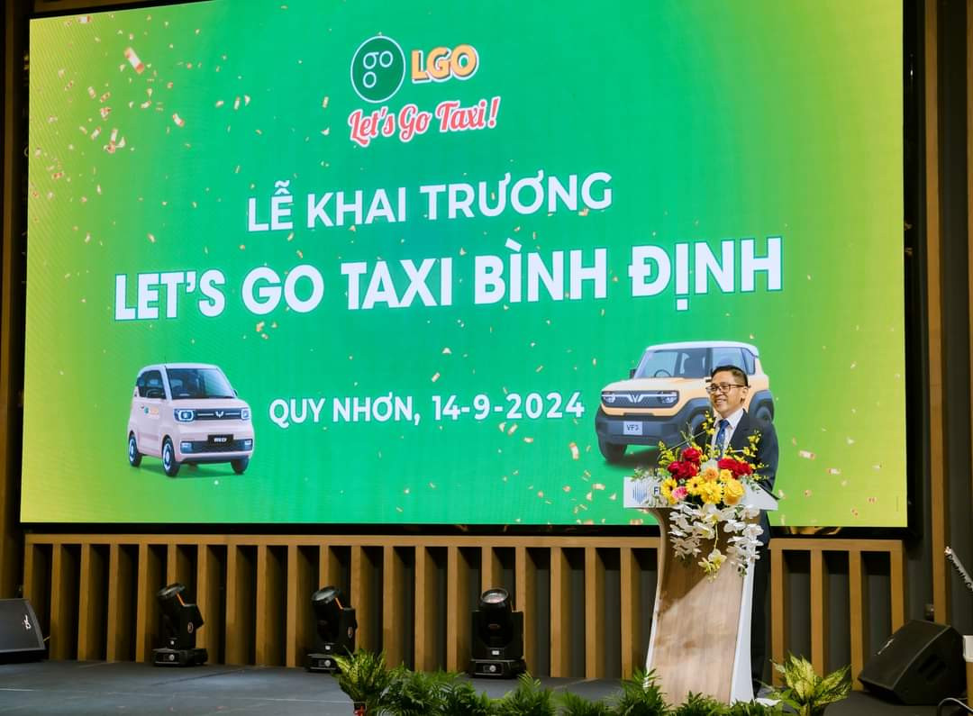 Nghi thức cắt băng khai trương dịch vụ Let's Go Taxi Quy Nhơn mang ý nghĩa khởi đầu mới.