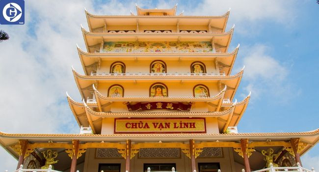 Ngoại cảnh uy nghiêm của Chùa Vạn Linh Núi Cấm trên đỉnh núi.