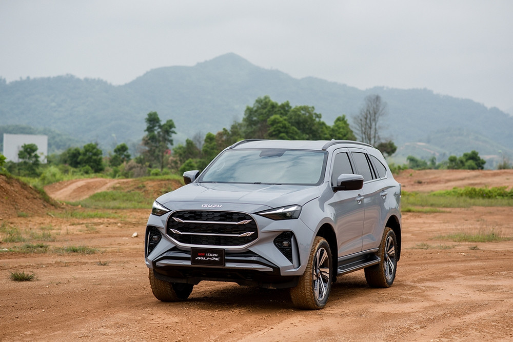 Ngoại thất phía trước của xe Isuzu mu-X 2025 màu trắng