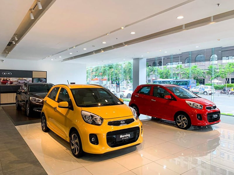 Ngoại thất phía trước của xe KIA Morning màu trắng với lưới tản nhiệt và đèn pha sắc nét