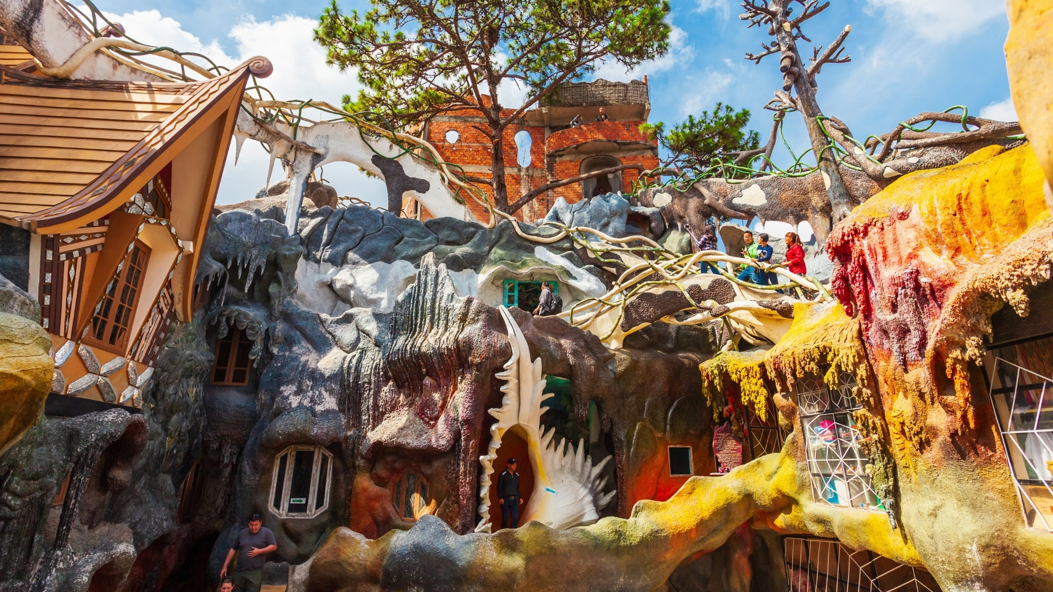 Ngôi nhà kỳ quái Crazy House, điểm tham quan độc đáo trong chuyến taxi tour du lịch Lâm Đồng.